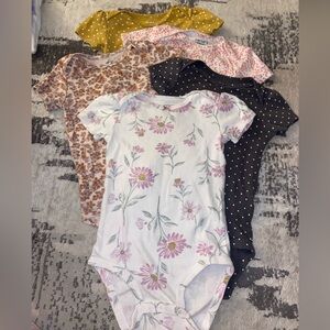 Carter’s 5 Pack patterned Onesies- size 18M